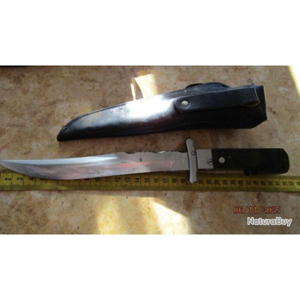 couteau  de chasse pliant r�cent qui a besoin d'une r�vision, ne se bloque pas bien