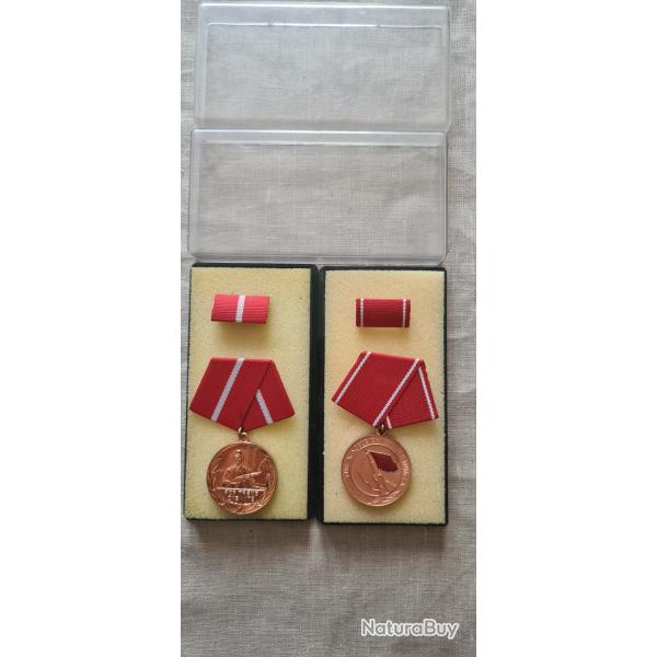 2 M�dailles DDR dans sa bo�te