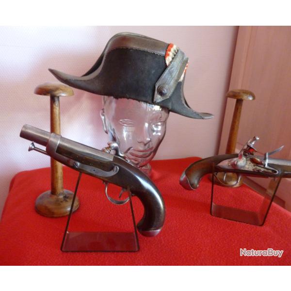 PRESENTOIRS POUR COIFFURES ET  ARMES DE POING DE COLLECTION