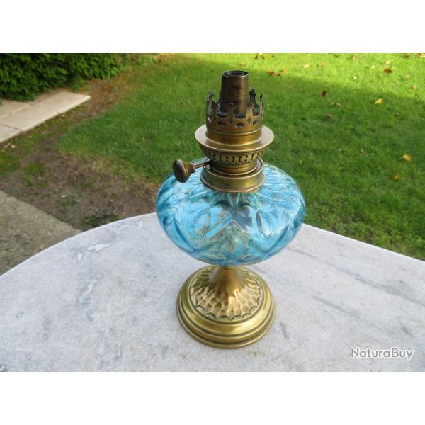 Ancien grand pied de lampe a p�trole en verre moul� de couleur Bleu - ALLEMAGNE (Vers 1900)