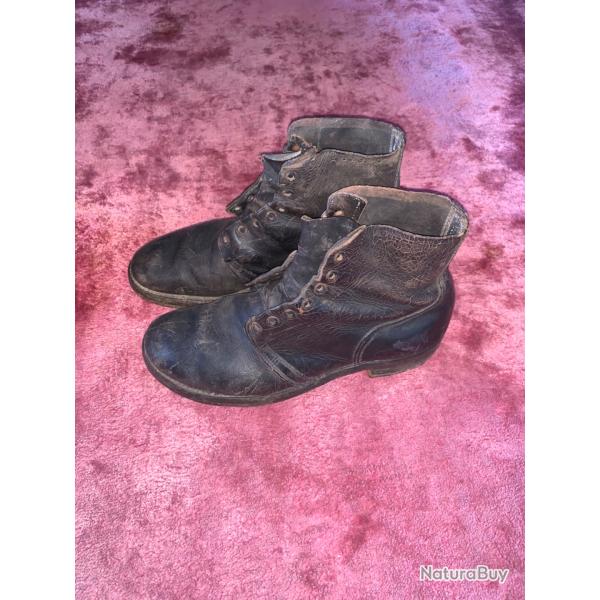 Belle paire de brodequins Anglais dates 1942 . Sortis , eux aussi, de la malle d'un officier .