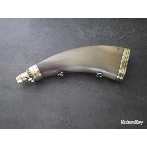 Grande poire � poudre en corne et laiton du 19eme.