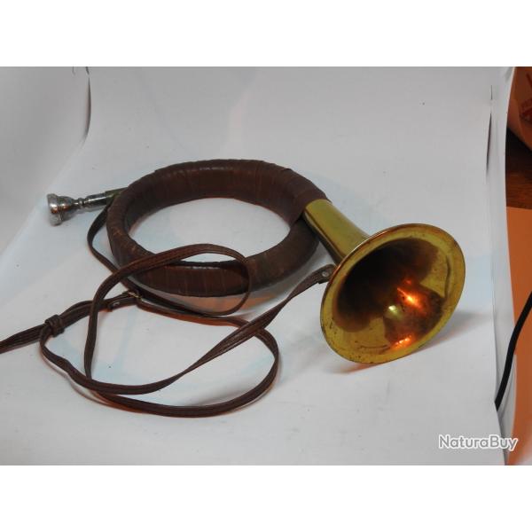 Cor Allemand en laiton gain et sa bretelle.