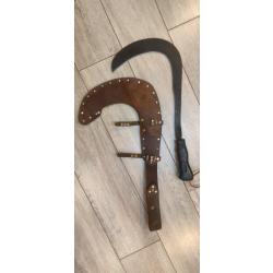 Faucille de combat et fourreau en cuir