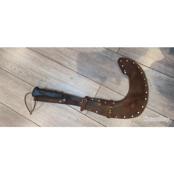 Faucille de combat et fourreau en cuir