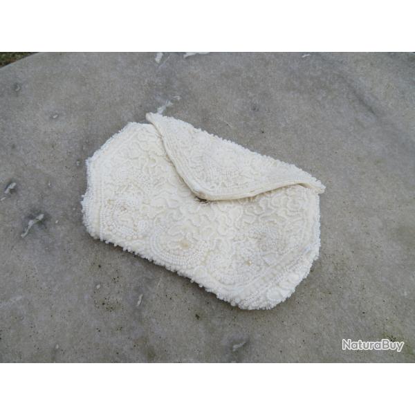 Petite pochette de soir�e vintage de couleur cr�me avec perles int�rieur doubl� en tissu (Vers 1960)