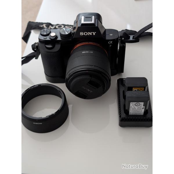 appareil photo sony a7 avec objectif 50mm 1/8 housse et chargeur plus deux batteries carte sd 8 giga