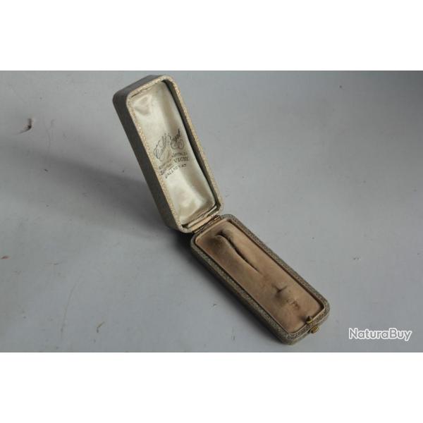Ancien crin pour pingle  cravate Taillerie de Royat Vichy