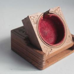 Boite Porte montre de gousset bois sculpté Berne Art populaire