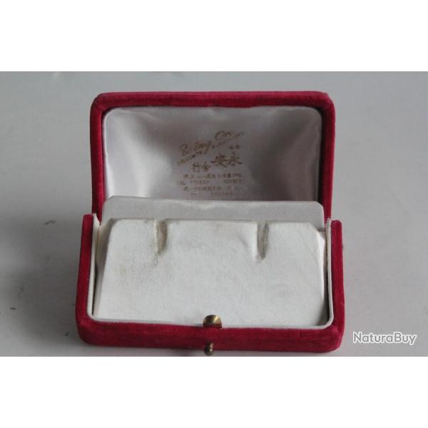 Ancien crin pour bijoux velours rouge Wing On