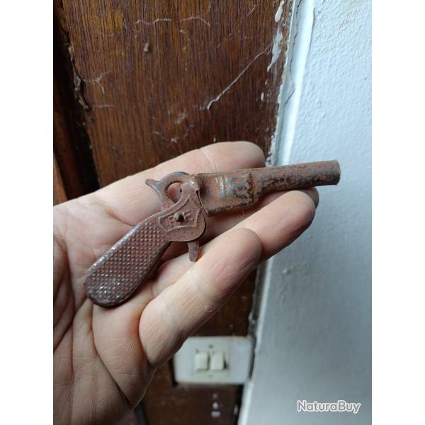 Pistolet jouet ancien en tle P.F. Paris