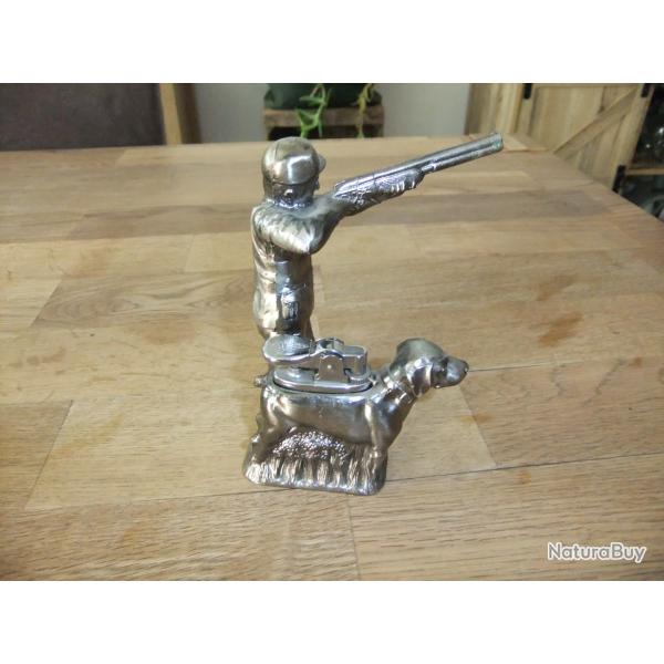 Ancien briquet presse papier chasseur avec son chien.