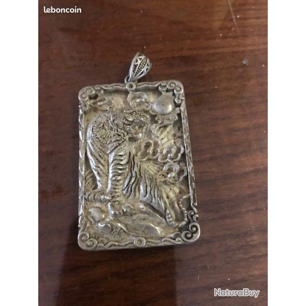 Pendentif tigre sculpt argent estampill ethnie Miao