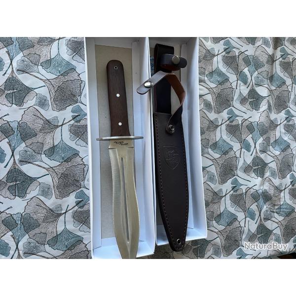 Bonjour je vend une dague toute neuve jamais servis