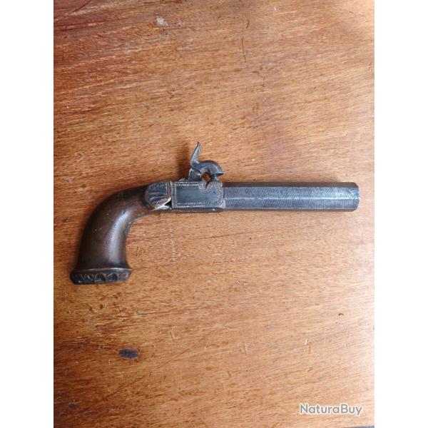 Pistolet de voyage 19me Vers 1830/40Crosse en noyer avec deux manquesCanon et gchette ciseles