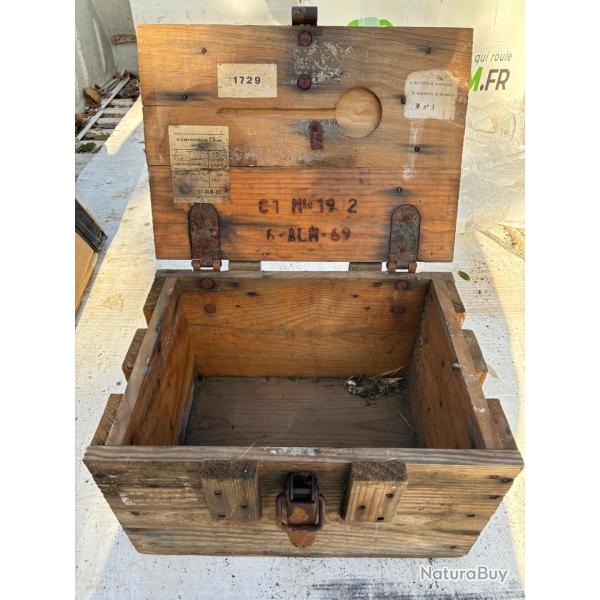 Caisse en bois, serrure en fer.pour  munitions de cal. 7,5mm.