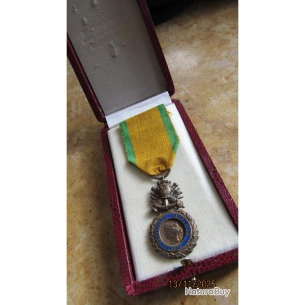mdaille militaire boite ww1premire guerre 1914 1918 la seule porte par marchal Ptain argent