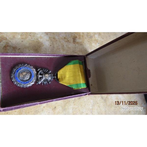 mdaille militaire boite ww1premire guerre 1914 1918 argent la seule porte par marchal Ptain