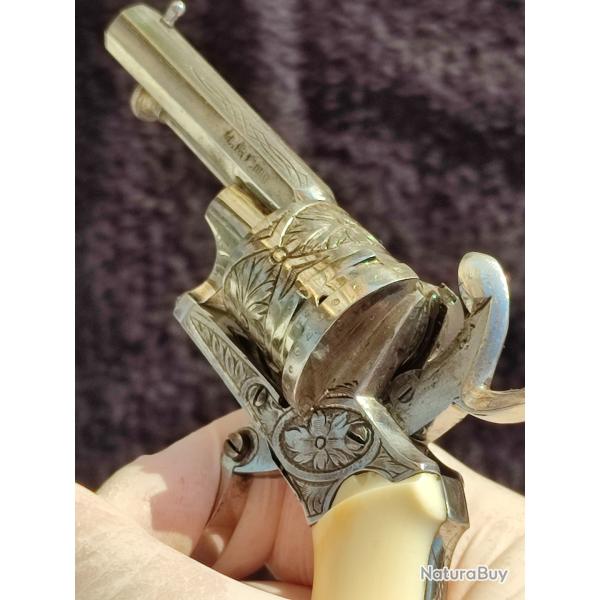 Revolver  Broche de type Lefaucheux, calibre 5 mm, armurier non connu.