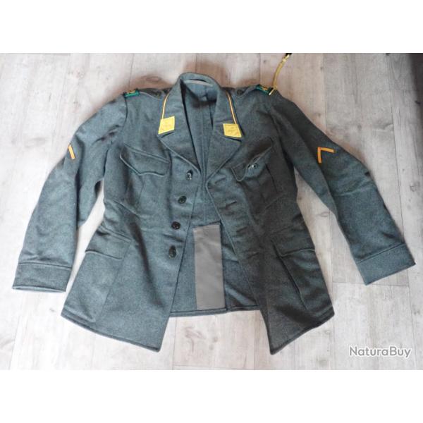 Veste d'uniforme suisse avec galon, sifflets, passants.