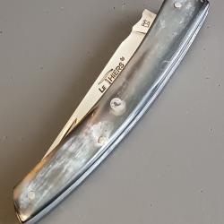 COUTEAU LE THIERS PAR ROGER ORFEVRE, manche CORNE, guilloch&eacute;.