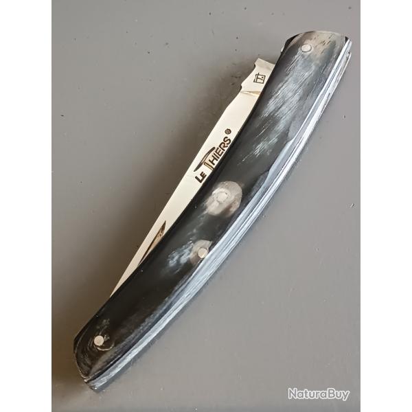 COUTEAU LE THIERS PAR ROGER ORFEVRE, manche CORNE, guilloch�.