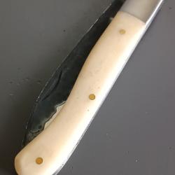 COUTEAU AURILLAC, manche os, guilloch&eacute;.