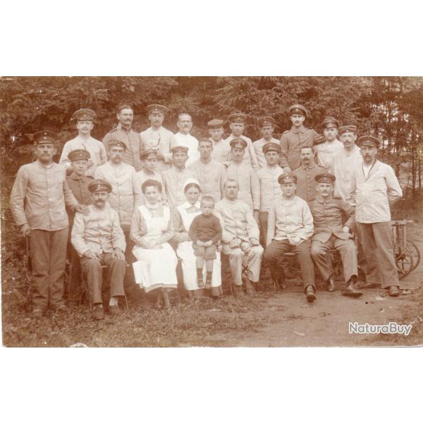 CPA -Photo -  UN GROUPE SOLDATS ET INFIRMI�RES Allemands - N�4272