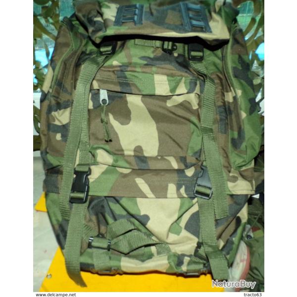 SAC A DOS CAMOUFLE GENRE MILITAIRE , UNE POCHE SUR LE DEVANT ET DEUX SUR LES COTES, DIMENSION LONG