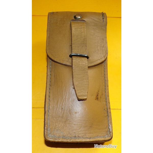 POCHETTE EN CUIR POUR OUTIL NETTOYAGE POUR MAT 49 FRANCAISE ,BON  ETAT VOIR PHOTOS . POUR TOUT RENSE