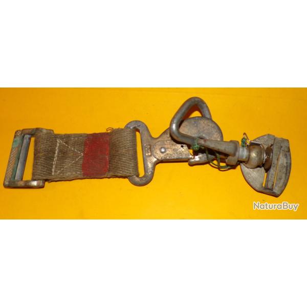 SYSTEME DE LARGUAGE DE LA GAINE D'ARME POUR PARACHUTISTE QUI PERMET DE DECROCHER LA GAINE D'ARME AVA