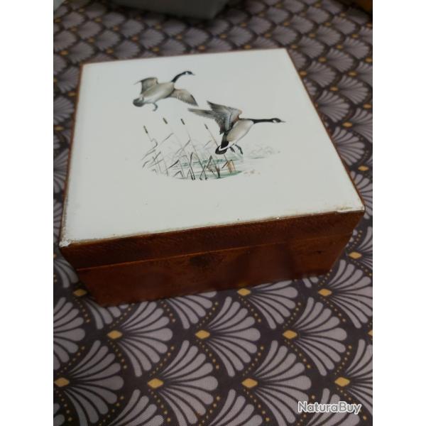 Boite ancienne en bois recouvert de cuir