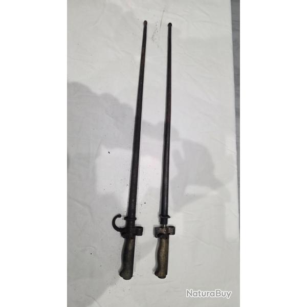 Lot de 2 baonnettes franaises  lame cruciforme - avec fourreaux - fin XIXe / dbut XXe