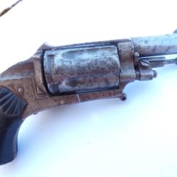 R&eacute;volver 6mm v&eacute;lo-dog hammerless bon pour le tir.