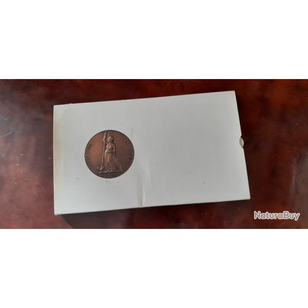 Pochette offerte par le Prfet de Police de Paris