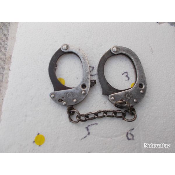 paire de menottes gendarmerie avec sa cl,obsolte,bon tat