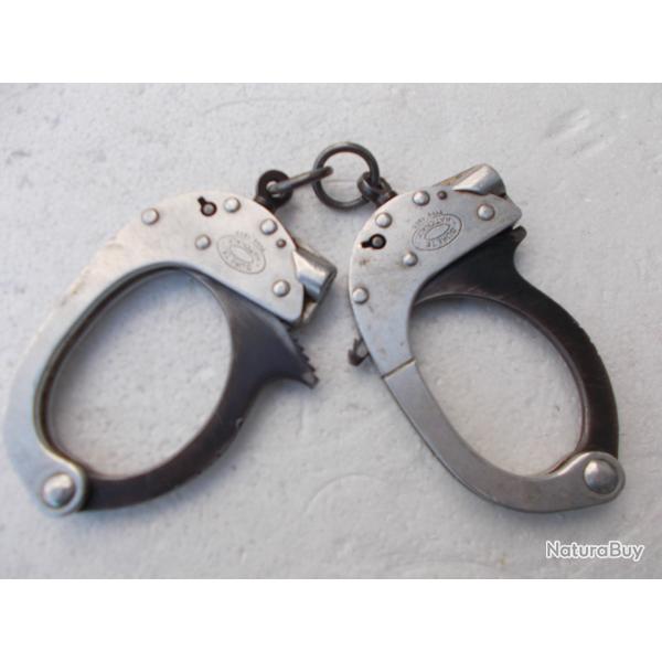 paire de menottes suret nationale annees 50/60! sans les cls,obsolte,bon tat