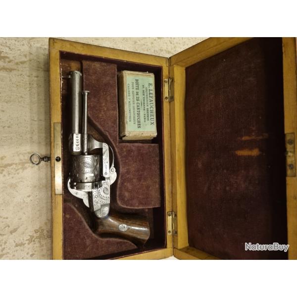Revolver 7mm  Lefaucheux  feu continu en coffret d'�poque.