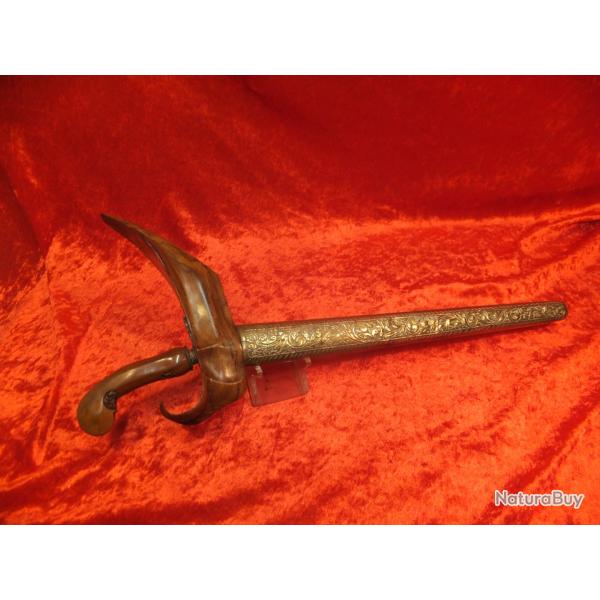 kris, ou keris, lame flamboyante est considr comme ayant des pouvoirs magiques.