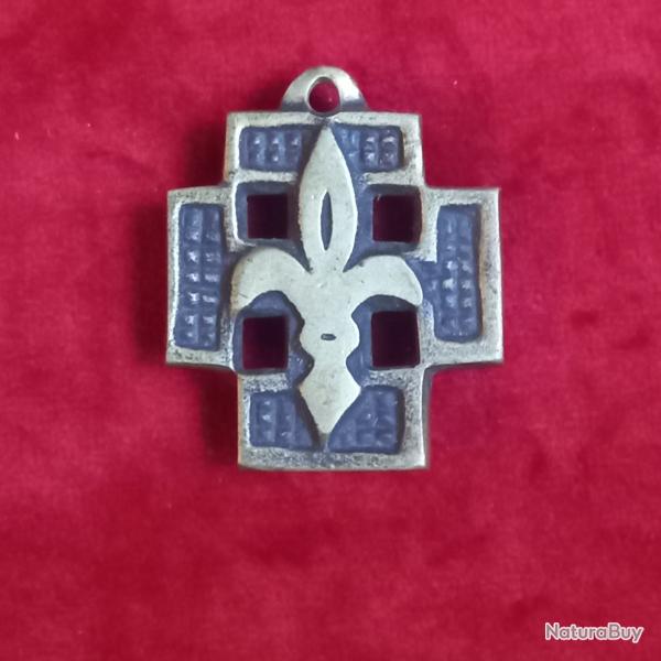 RARE  ancien insigne / pendentif scout de France