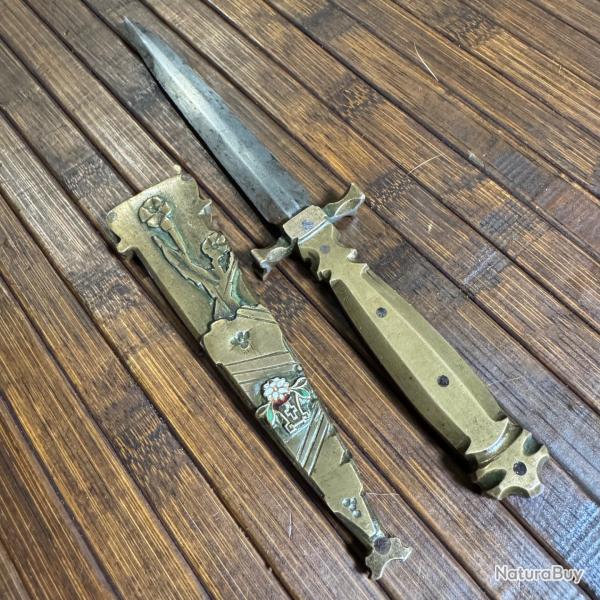 JOLIE DAGUE ROMANTIQUE DE D�FENSE EN BRONZE ORN� DE MOTIFS ET D'UNE CROIX CHR�TIENNE XlX �ME SI�CLE