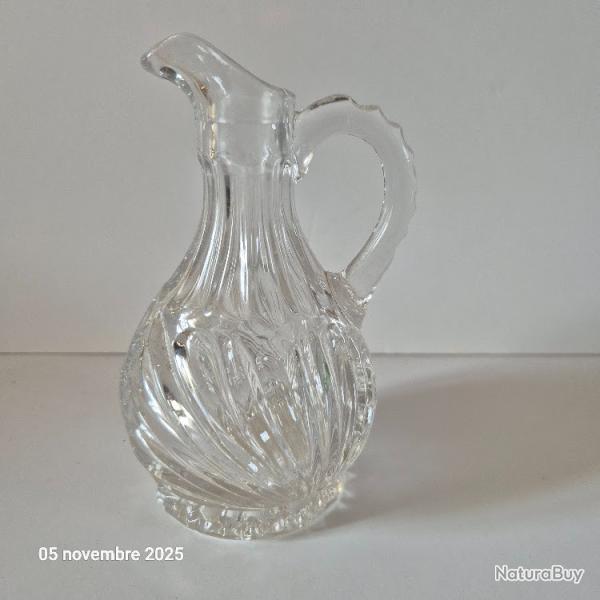 pichet  huile ou vinaigre en verre pais , anne 70-80