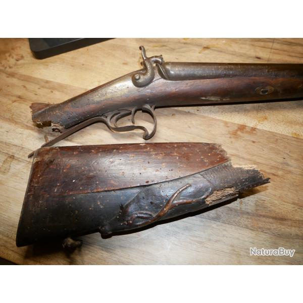 Epave de fusil  percussion  platine arrire, crosse casse et ensemble vernis