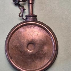 Une burette a huile militaire en laiton taille 6 cm x 8,5 cm (Francaise ?) Ou Suisse