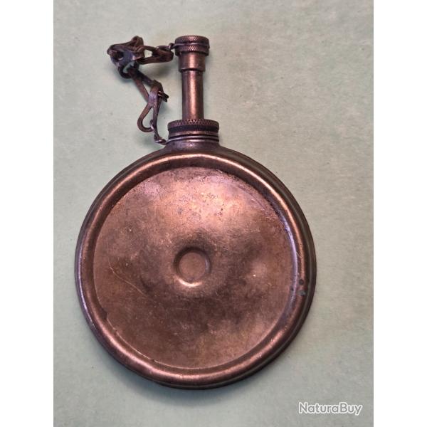 Une burette a huile militaire en laiton taille 6 cm x 8,5 cm (Francaise ?) Ou Suisse