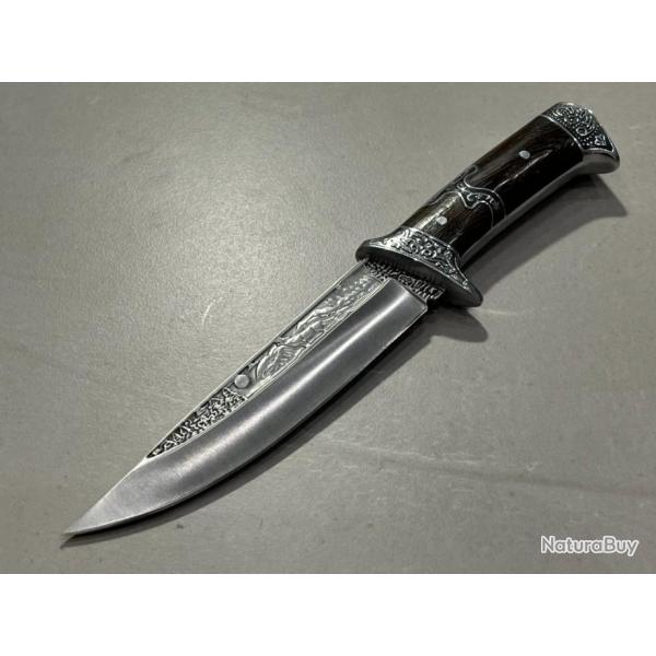 Couteau Russe manche bois de rose lame sculpte Loup enchre