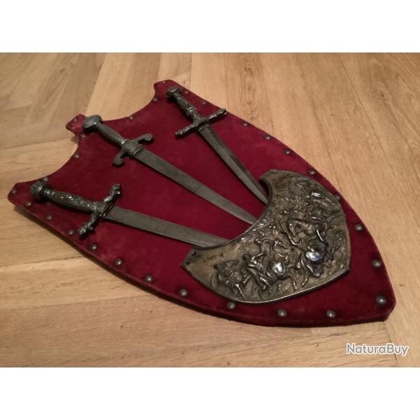 Panoplie de 3 dagues  d, �poque Napoleon 3 accompagn�e d'un gorgerin.