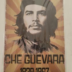 Il a notamment &eacute;t&eacute; un dirigeant de la r&eacute;volution cubaine, qu'il a th&eacute;oris&eacute;e et tent&eacute; d'exporter