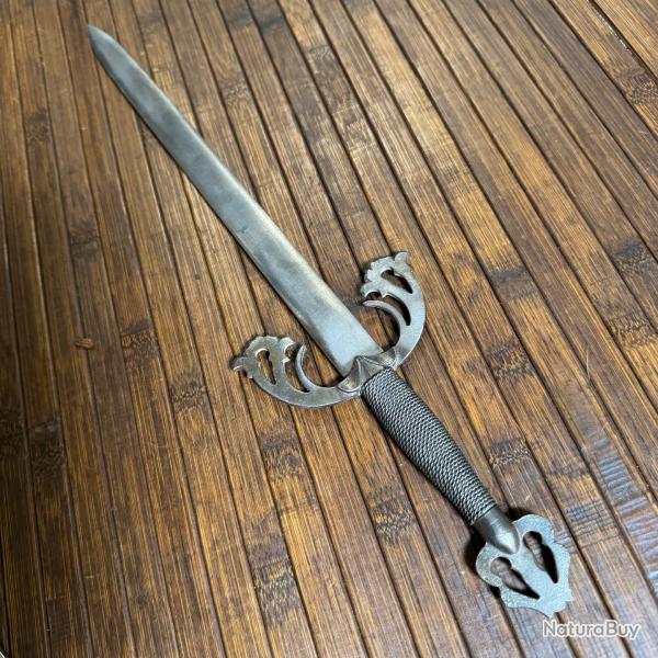 DAGUE MAIN GAUCHE DE STYLE XVll �me TYPE VIOLLET LE DUC