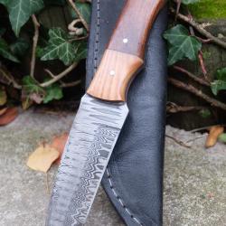 Skinner Couteau de Chasse Damas Lame 256 Couches Manche Bois/Résine Fabric Artisanale Etui Cuir